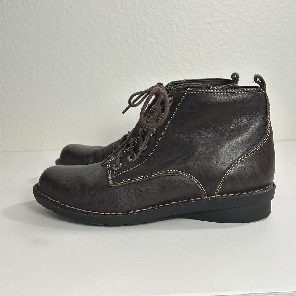 Clark’s Dark Brown Leather Bendables Size 8 **WIDE Lace Up Ankle Boots